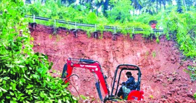 ಗೋಳಿತ್ತಡ್ಕದಲ್ಲಿ ರಸ್ತೆ ಬದಿ ಕುಸಿತ: ಚೆರ್ಕಳ-ಕಲ್ಲಡ್ಕ ರಾಜ್ಯ ಹೆದ್ದಾರಿಯಲ್ಲಿ ಸಂಚಾರ ಮೊಟಕು ಭೀತಿ